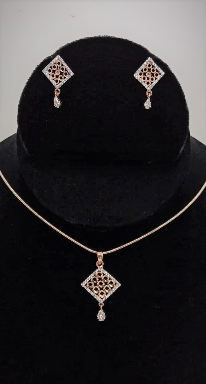 Trendy Charm Look Pendant-Set