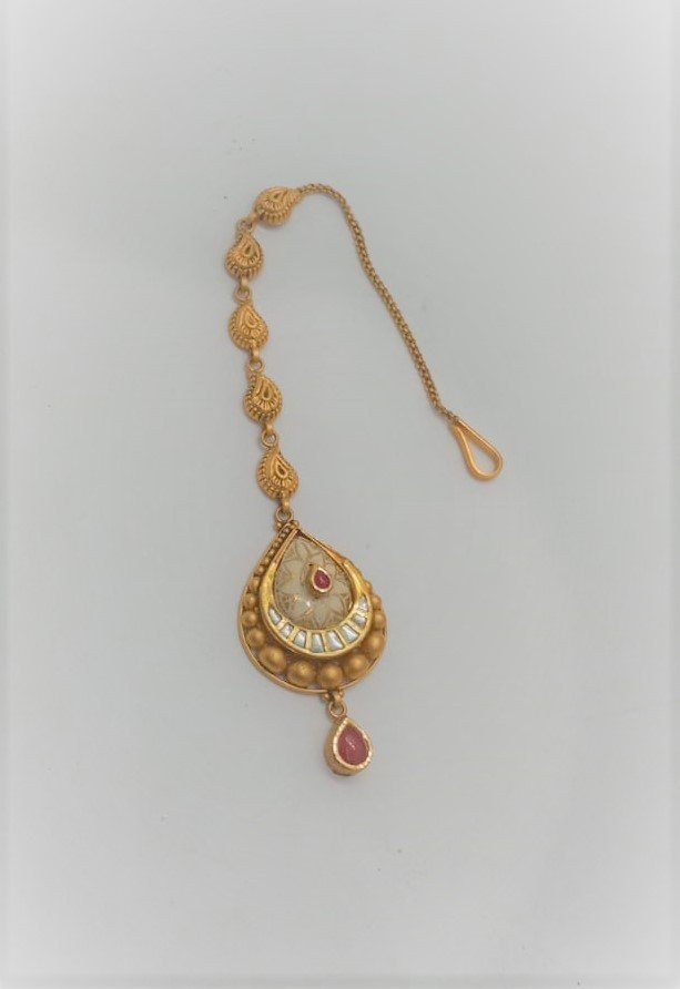22k Gold Bridal Maang Tikka By Vachya Jewels - Image 2